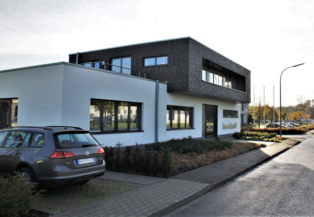 farmsaat-Gebäude mit Farmsaat-Logo