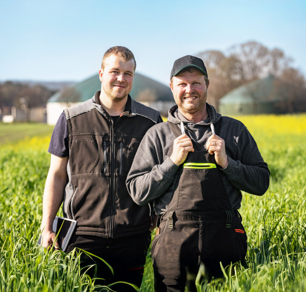 Zwei Farmsaat-Mitarbeiter auf einem Feld